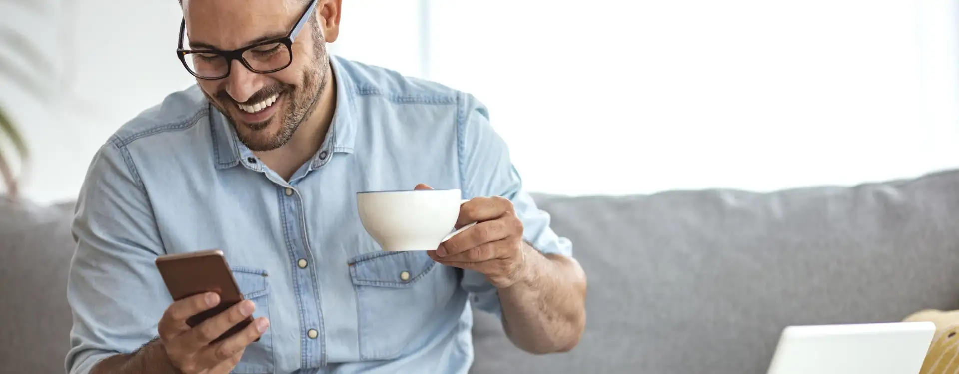 mężczyzna z telefonem